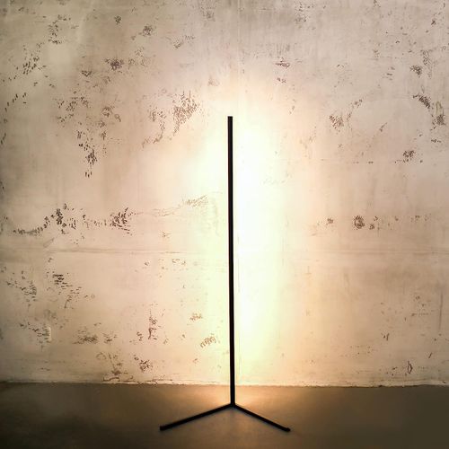 Minimal Lamp - Sparsame LED Stehlampe dimmbar - Design Ecklampe in schwarz und weiß - Corner Lamp - Lichtsäule mit warmen Licht für jede Ecke ,Schwarz Energieklasse A