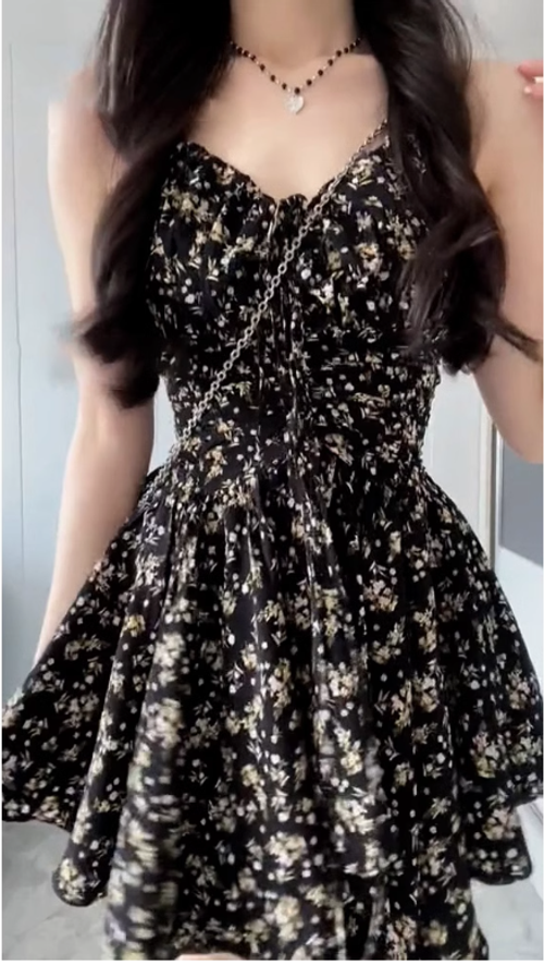 小個子黑色v領碎花吊帶連衣裙子女夏季穿搭2025新款掐腰短裙