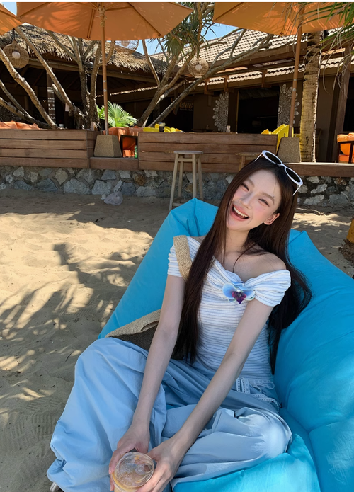 紅人館短袖t恤女夏2025新款爆款法式條紋藍色一字肩短款性感上衣