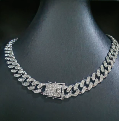 Alloy jewelry Cuban necklace, electroplated with full diamonds, zinc alloy, European and American hip-hop style for men.