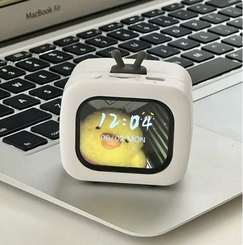 New SU7 Electronic Pet Bluetooth Speaker — Featuring a Touchscreen Display with Real-time Lyrics. This Multifunctional Desktop Speaker supports hands-free calling, alarms, calendars, weather updates, and a calculator. A charming and adorable desktop companion, the SU7 boasts a full-screen touch interface for lyrics playback, making it a high-style decorative piece that combines aesthetics with utility.