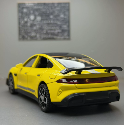 1:32 scale alloy car model, new energy SU7 car, sound and light children's toy car model ornament