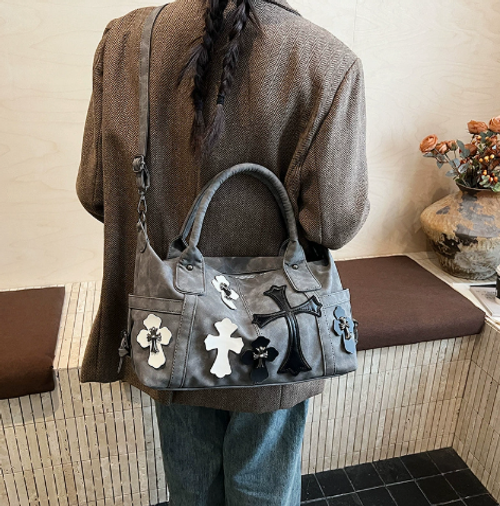 Black-and-white color-block travel tote featuring a cross design a spacious, minimalist large bag suitable for commuting, designed for shoulder or crossbody carry.