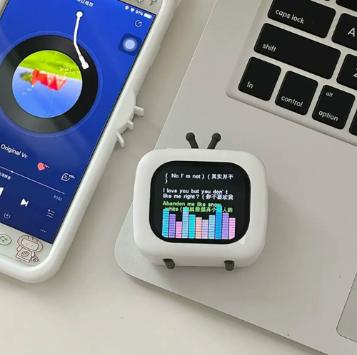 New SU7 Electronic Pet Bluetooth Speaker — Featuring a Touchscreen Display with Real-time Lyrics. This Multifunctional Desktop Speaker supports hands-free calling, alarms, calendars, weather updates, and a calculator. A charming and adorable desktop companion, the SU7 boasts a full-screen touch interface for lyrics playback, making it a high-style decorative piece that combines aesthetics with utility.