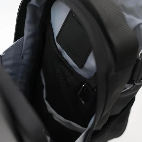A water bottle bag made of high-strength nylon material, featuring a magnetic suction design and can be carried crossbody.