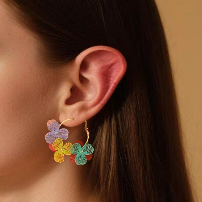 Fashionable and luxurious personality painted earrings, banquets, parties, and jewelry worn on many occasions