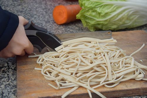 High-quality, multifunctional, and versatile smart stainless steel kitchen shears—a detachable 2-in-1 tool essential for everyday cooking.
