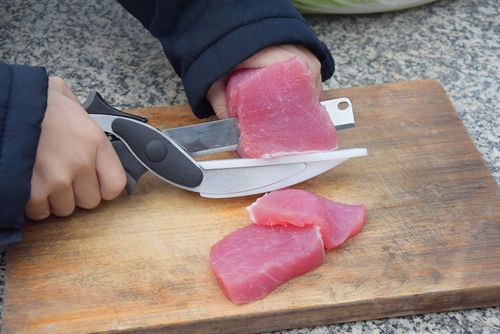 High-quality, multifunctional, and versatile smart stainless steel kitchen shears—a detachable 2-in-1 tool essential for everyday cooking.