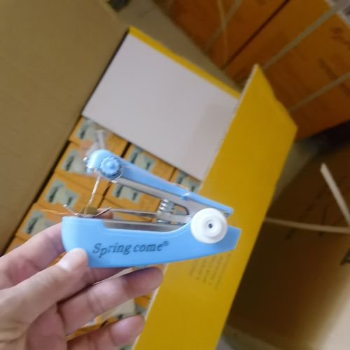 Portable mini manual sewing machine, 1 piece, a must-have for the home, easy to operate, convenient and practical, a household item, a handheld sewing tool shaped like a stapler, suitable for DIY crafts, home use and travel.