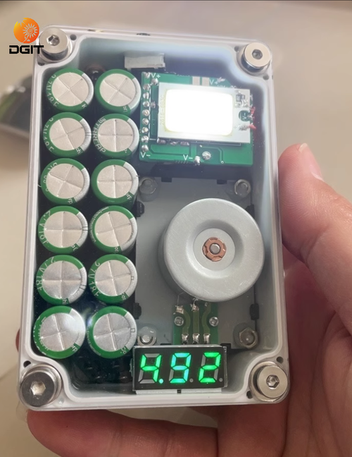 6V manual crank generator with 8 capacitors for USB charging