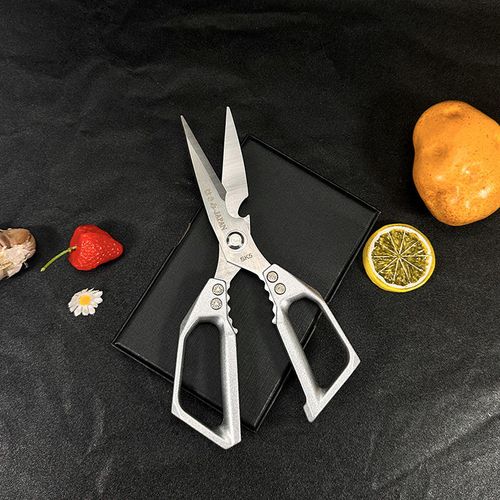 Multifunctional kitchen scissors