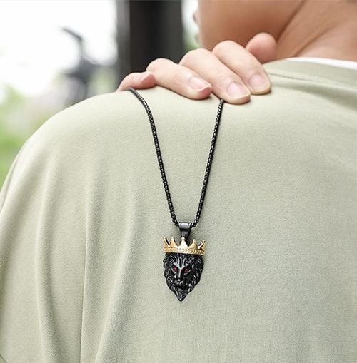 Pingente Helloice Crown King of Lion em Ouro Preto