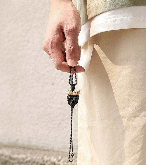 Pingente Helloice Crown King of Lion em Ouro Preto