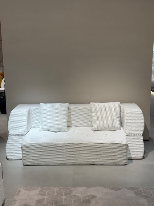 Sofá-cama com encosto de novo design