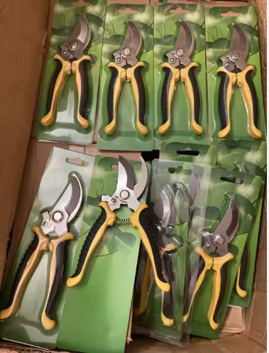Stainless steel manual pruning shears for garden trimming