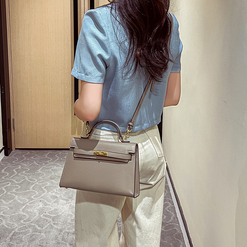 fashionable hand-held Kelly bag