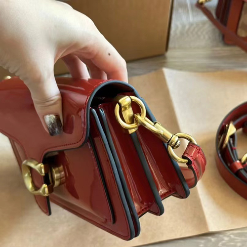 fashionable and versatile shoulder crossbody handbag