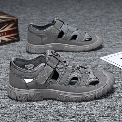 The men's casual, lightweight and versatile beach shoes with hollowed-out toe caps are trendy