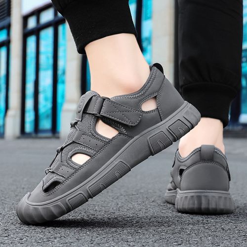 The men's casual, lightweight and versatile beach shoes with hollowed-out toe caps are trendy