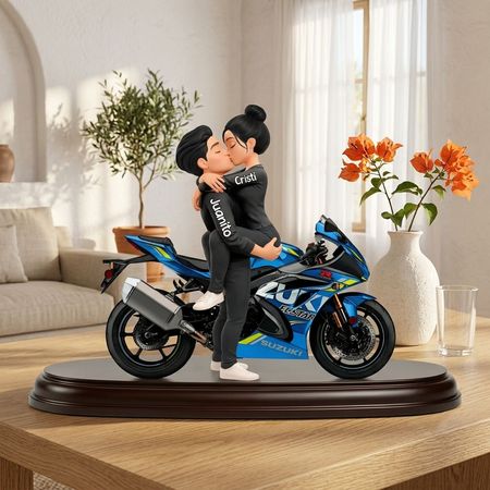 Ein Motorradfahrerpaar, das sich küsst und umarmt – personalisierte Acrylplatte