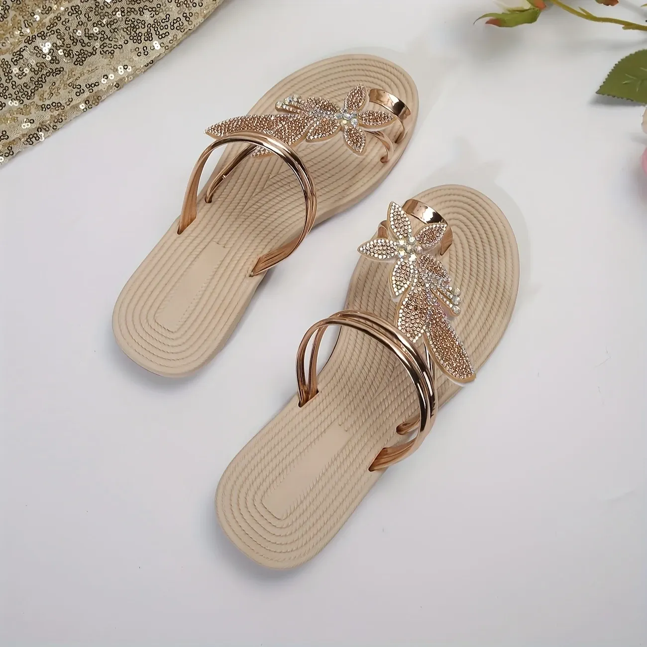 Summer new Maple Leaf women's flat sandals, comfortable and convenient beach style, one foot with outdoor light round-toed slippers