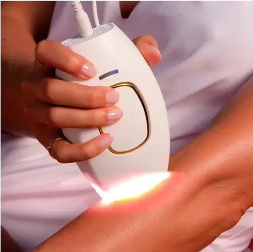 White Gold Hair Removal Device, pulse light to inhibit hair roots, 92% hair removed in 8 weeks: hair growth slows down in 1-2 weeks, hair volume decreases in 3-4 weeks, and there is almost no hair left after 8 weeks. The White Gold body is comfortable to hold, with gentle energy that is gentle on sensitive skin. You can enjoy full freedom of clothing throughout the year without worrying about showing skin.