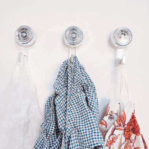 3 suction cup hooks, vacuum drill-free bracket