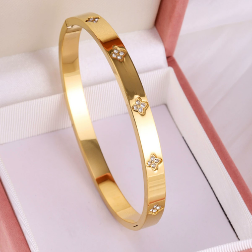 Gold-plated bracelet set with diamond accents, featuring a slim waist design and a four-leaf clover motif.