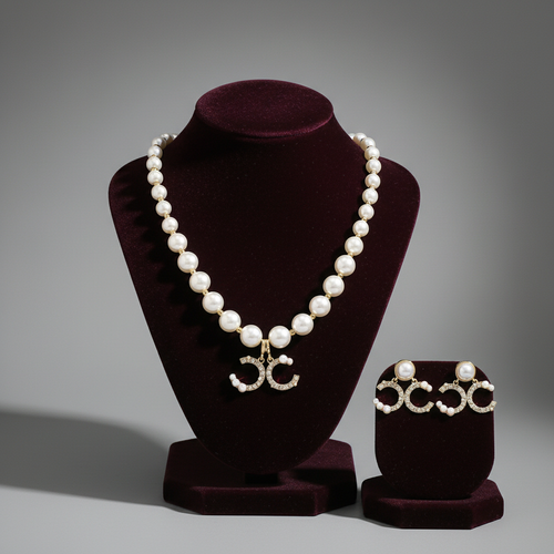 European and American style light luxury women's necklace and earring set with geometric design and double C pendant.