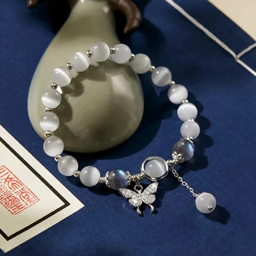 Light luxury, exquisite, and sophisticated beaded bracelet.