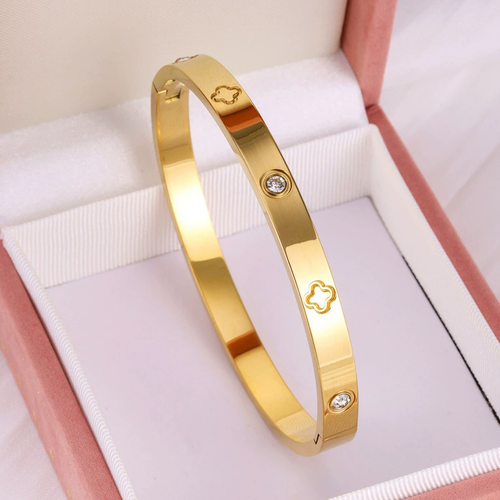 Gold-plated bracelet set with diamond accents, featuring a slim waist design and a four-leaf clover motif.