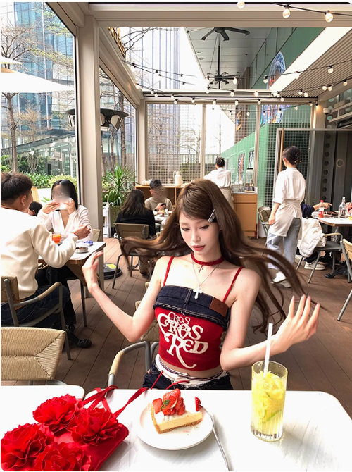 字母印花拼接牛仔吊帶背心女夏季修身無袖外穿設計感辣妹撞色上衣