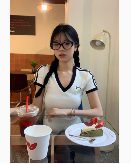 短袖t恤女新款爆款夏季正肩白色修身短款設計感v領上衣