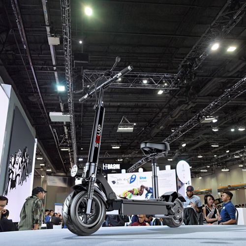 A foldable electric scooter that can ride 160 km