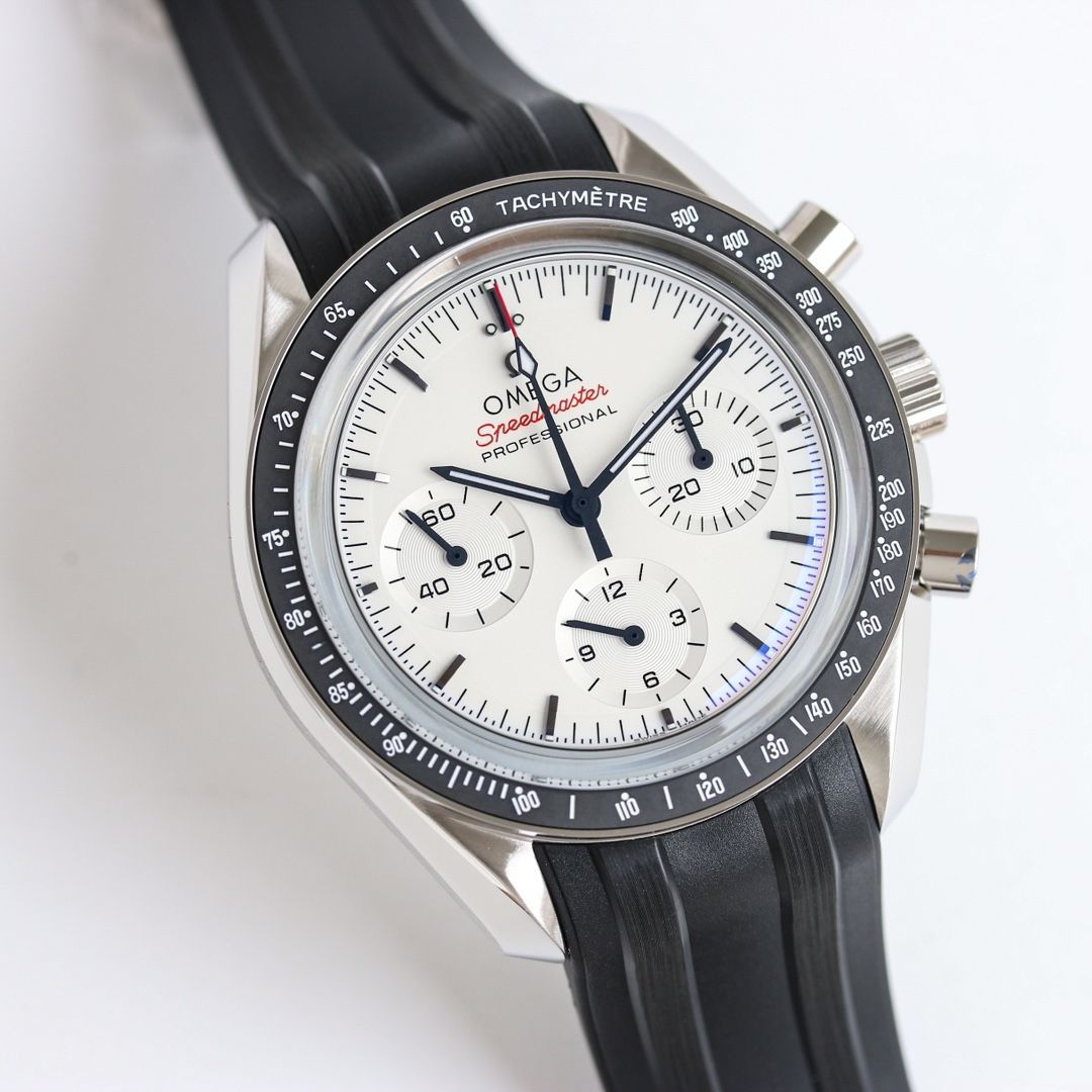 ساعة Omega Speedmaster Moonwatch مملوكة مسبقاً