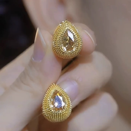 Elegant and Light Luxury Drop-shaped Yellow Diamond Ear Studs for Women - New Trendy Style in 2025, with Niche Design, Versatile for Different Temperaments and Fashionable for All Occasions.