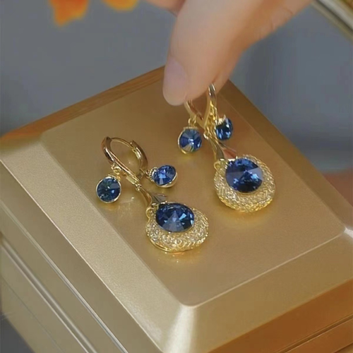 New blue drop crystal ear pendants of gold-wired blue crystal earrings, delicate and luxurious.