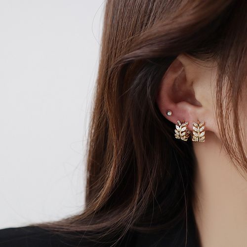 The latest style of maple leaf earrings in 2025 is exquisite and trendy, designed especially for girls.