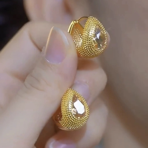 Elegant and Light Luxury Drop-shaped Yellow Diamond Ear Studs for Women - New Trendy Style in 2025, with Niche Design, Versatile for Different Temperaments and Fashionable for All Occasions.