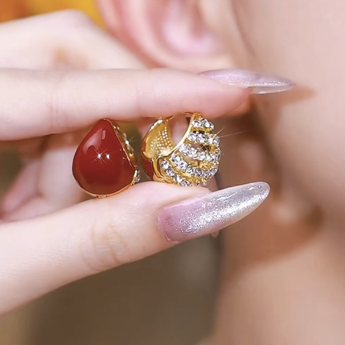 Exquisite, fashionable, light-luxury and high-end red double-sided zircon teardrop-shaped ear studs, which are versatile and can match various styles. They are also niche and retro ear hoops.