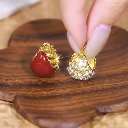 Exquisite, fashionable, light-luxury and high-end red double-sided zircon teardrop-shaped ear studs, which are versatile and can match various styles. They are also niche and retro ear hoops.