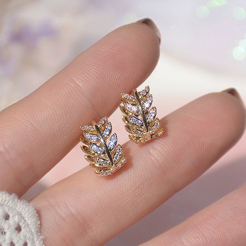 The latest style of maple leaf earrings in 2025 is exquisite and trendy, designed especially for girls.