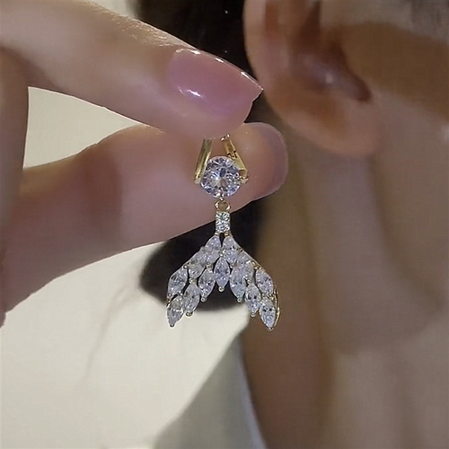 🌟 Korean-style Fishtail Earrings: Diamond-encrusted Delight! 🌟