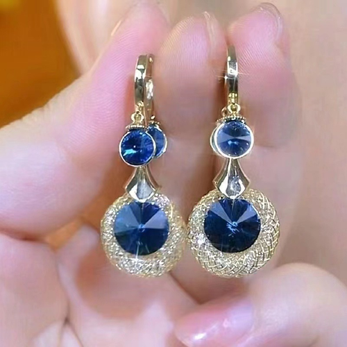 New blue drop crystal ear pendants of gold-wired blue crystal earrings, delicate and luxurious.