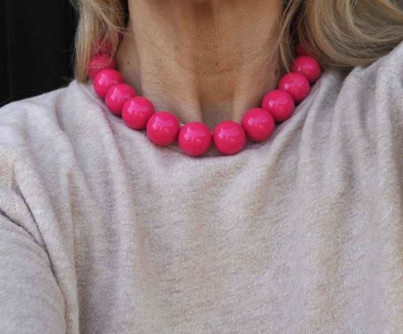 Contemporary Resin Pendant Necklace With Artistic Design Lightweight Jewelry Perfect For Casual Fashion Parties And Everyday
