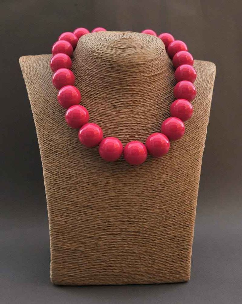 Contemporary Resin Pendant Necklace With Artistic Design Lightweight Jewelry Perfect For Casual Fashion Parties And Everyday