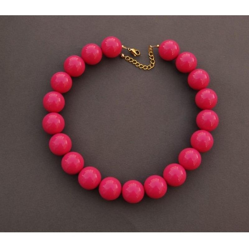 Contemporary Resin Pendant Necklace With Artistic Design Lightweight Jewelry Perfect For Casual Fashion Parties And Everyday