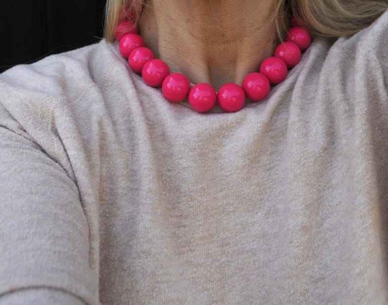 Contemporary Resin Pendant Necklace With Artistic Design Lightweight Jewelry Perfect For Casual Fashion Parties And Everyday