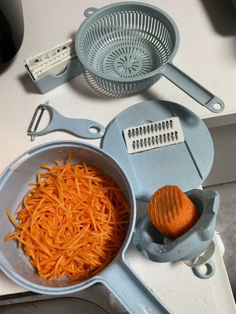 Multifunctional kitchen utensils, convenient and easy to use