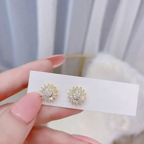 Minimalist Rotatable Sunflower Copper-Plated Zircon Earrings: A Light Luxury High-End Accessory Jewelry